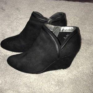 Black Booties. Size 6. Great for the Fall season!